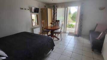 Iron/ironing board, WiFi, bed sheets