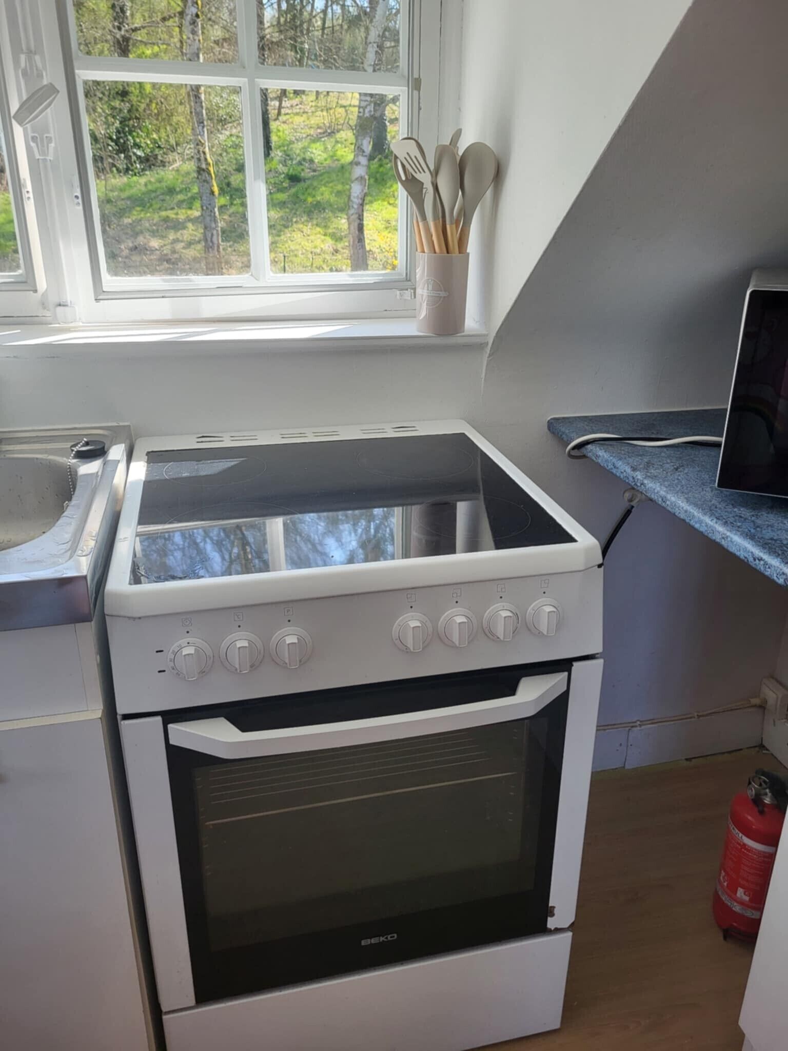 Cafetera y tetera, refrigerador, microondas y horno 