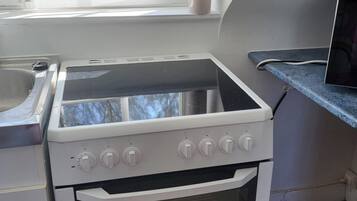 Cafetera y tetera, refrigerador, microondas y horno