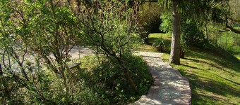 Studios Les Iris - Gîte Bellevue: Private Terrace, Shared Garden, and Wi-Fi