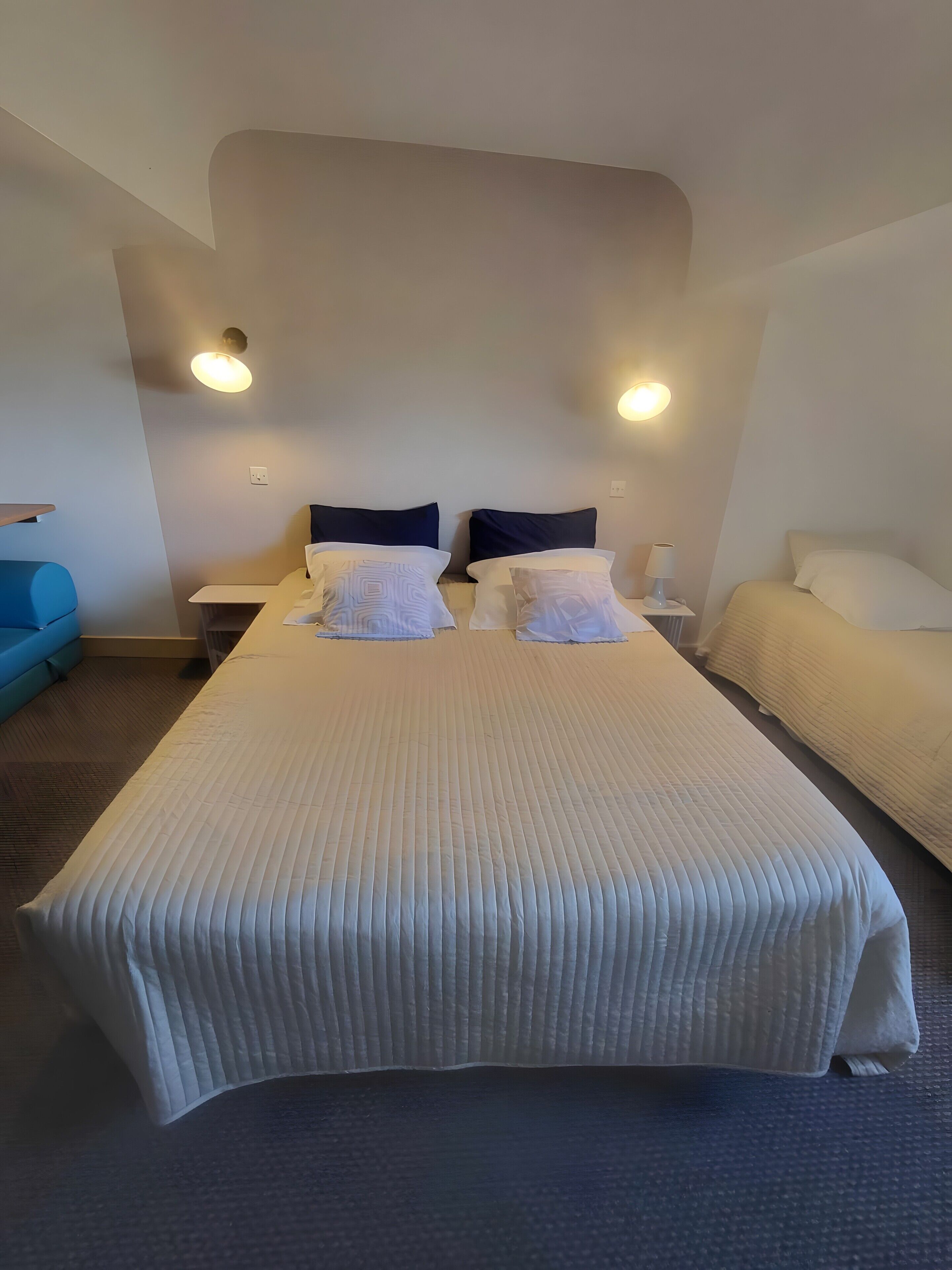 Tabla de planchar con plancha, wifi y ropa de cama 