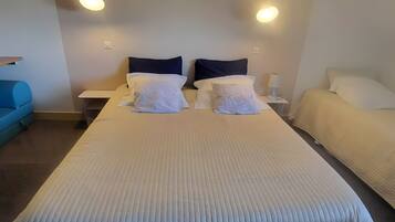 Tabla de planchar con plancha, wifi y ropa de cama