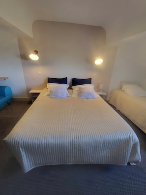 Tabla de planchar con plancha, wifi y ropa de cama 