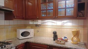 Coffee/tea maker, fridge, microwave, oven