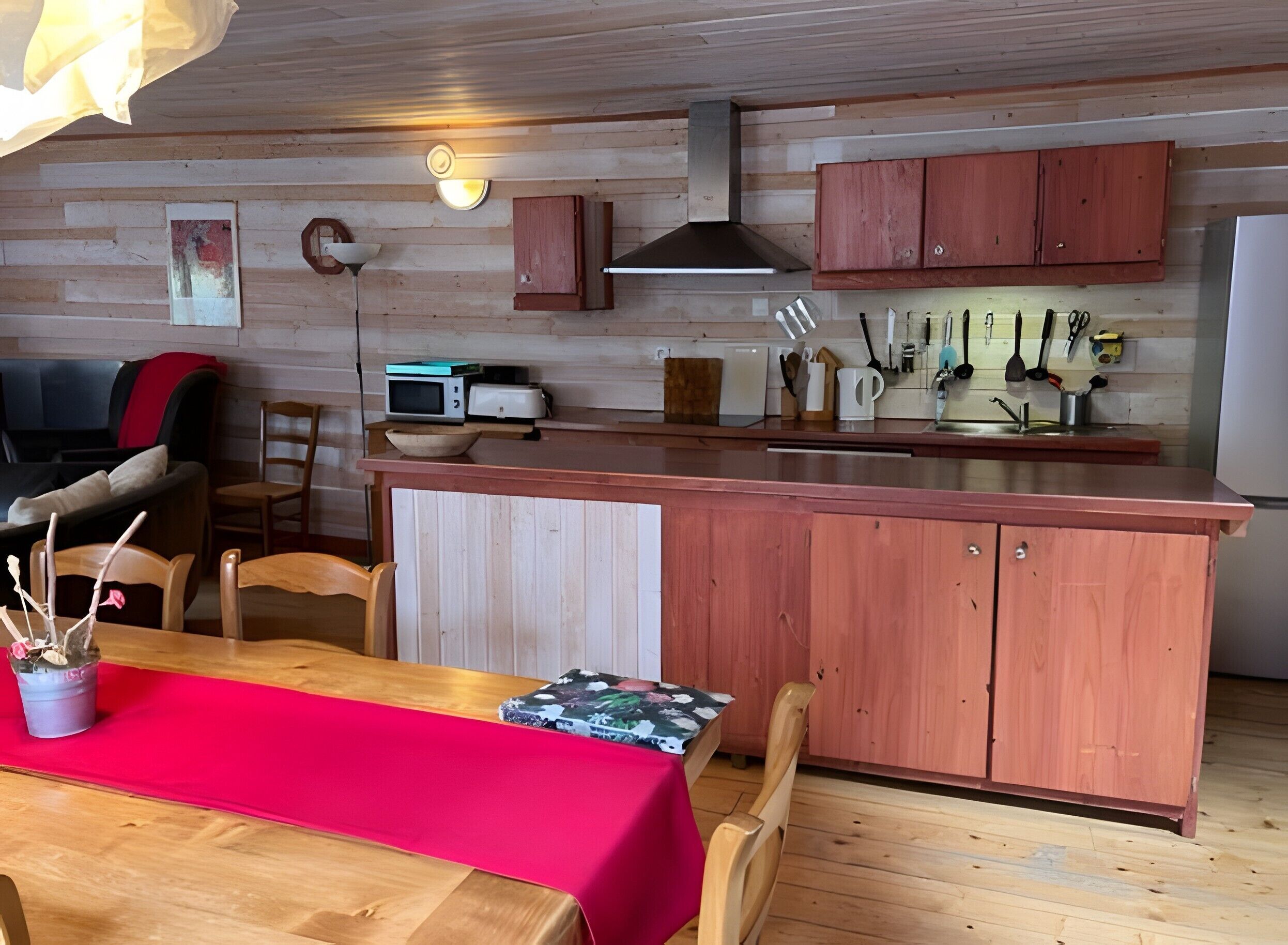 Wasserkocher mit Kaffee-/Teezubehör, Kühlschrank, Mikrowelle, Ofen