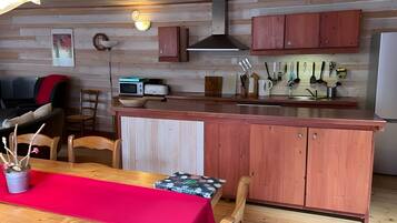 Wasserkocher mit Kaffee-/Teezubehör, Kühlschrank, Mikrowelle, Ofen