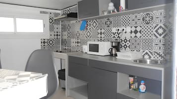 Coffee/tea maker, fridge, microwave, oven