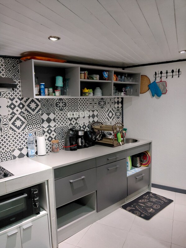 Una cocina moderna con salpicadero estampado, electrodomésticos integrados y una variedad de utensilios y utensilios de cocina.