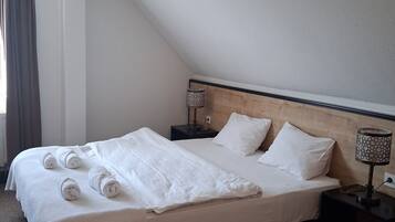 Iron/ironing board, WiFi, bed sheets