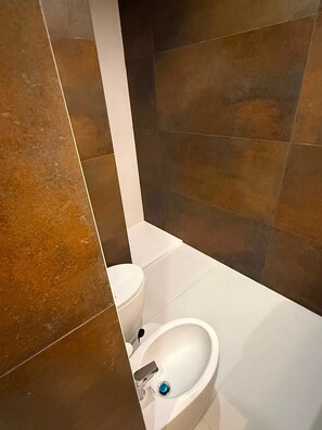 Bathroom - Bed and Breakfast "Camera 102" with Balcony, Wi-Fi and Air Conditioning (Catania)