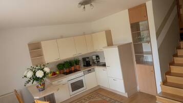 Coffee/tea maker, fridge, microwave, oven