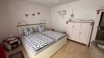 Iron/ironing board, WiFi, bed sheets