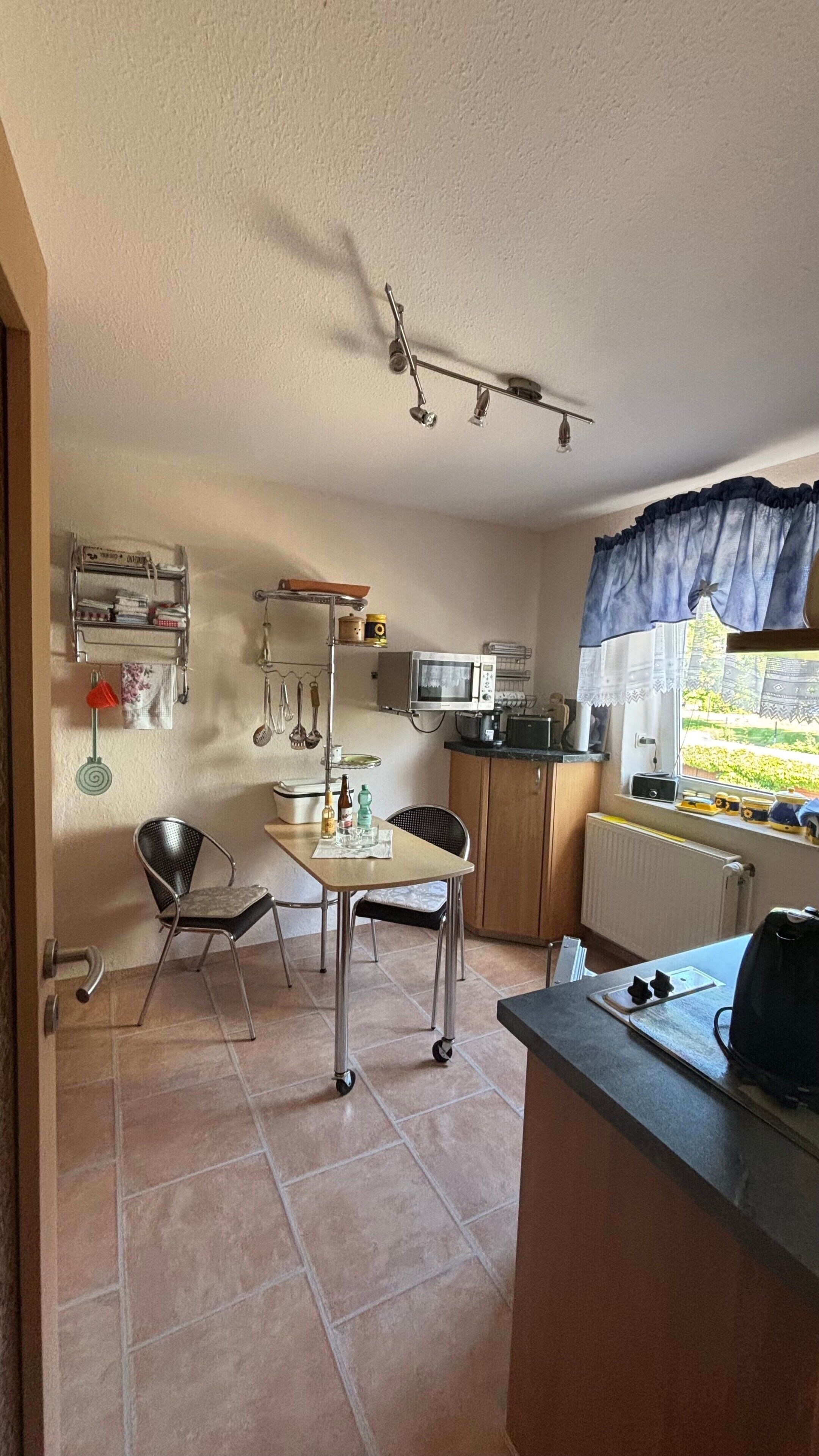 Coffee/tea maker, fridge, microwave, stovetop