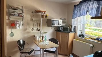 Coffee/tea maker, fridge, microwave, stovetop