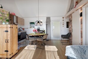 Una cocina moderna con comedor, armarios de madera y una zona de estar acogedora.