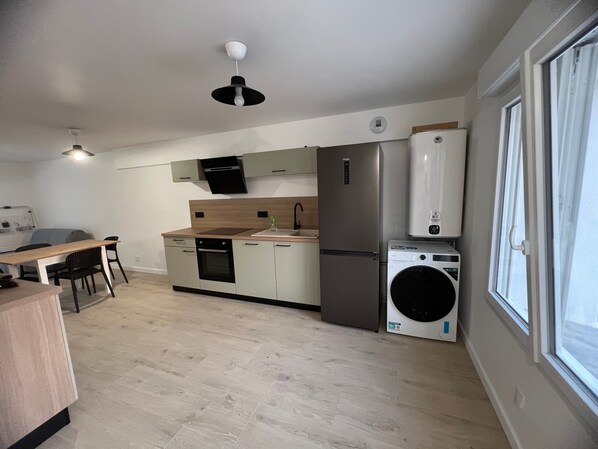 Private kitchen - Holiday Home 'St Augustin' with Private Terrace, Private Garden and Wi-Fi (Saint-Augustin)