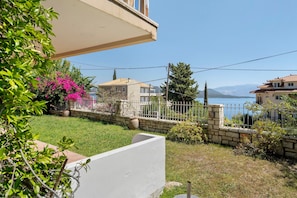 A residential area with a clear view of a body of water and mountains in the distance. - Holiday Home 'Evans Garden Suite' (Nikiana)
