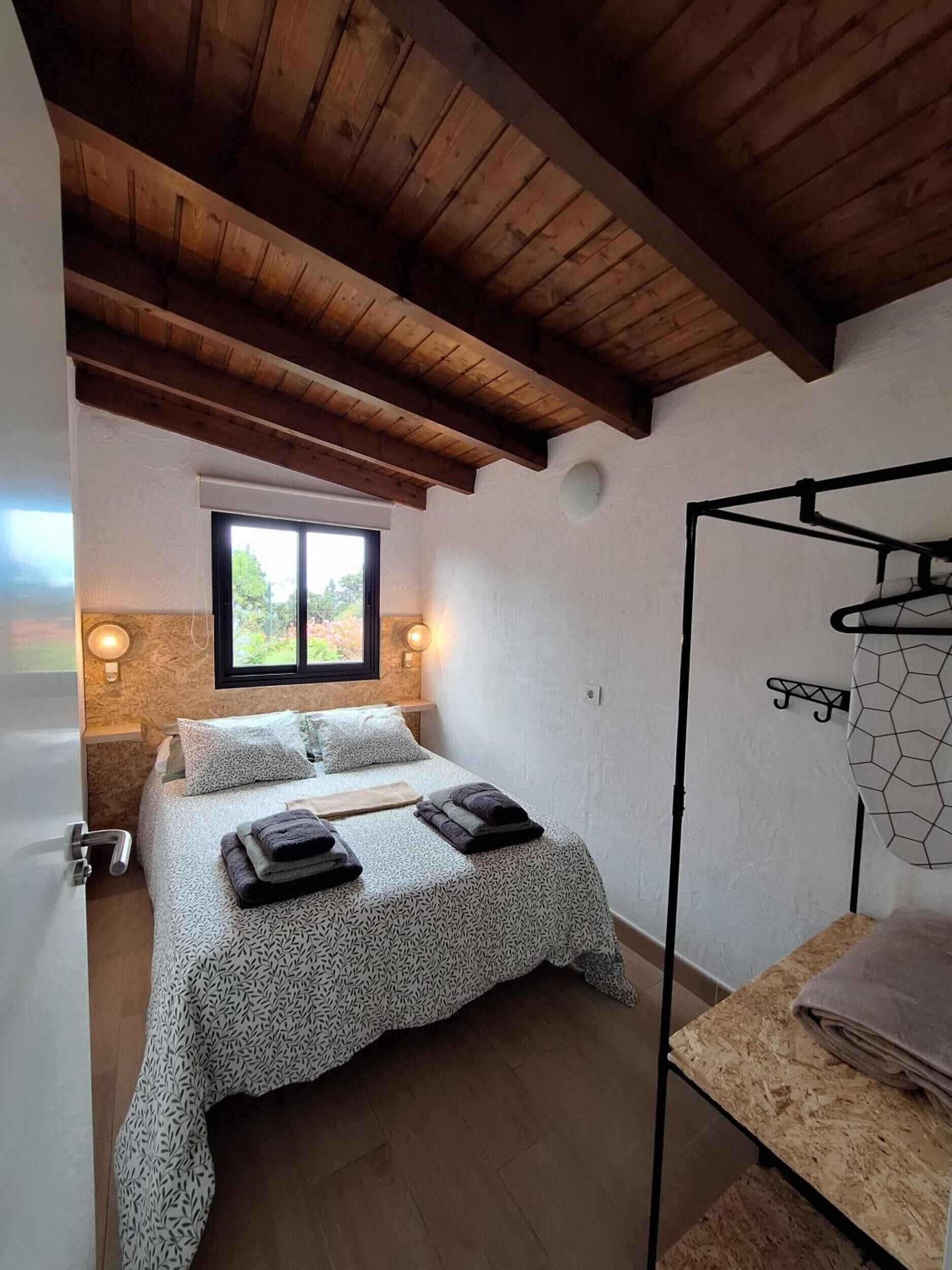 Tabla de planchar con plancha, wifi, ropa de cama