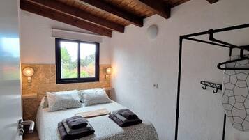 Tabla de planchar con plancha, wifi, ropa de cama