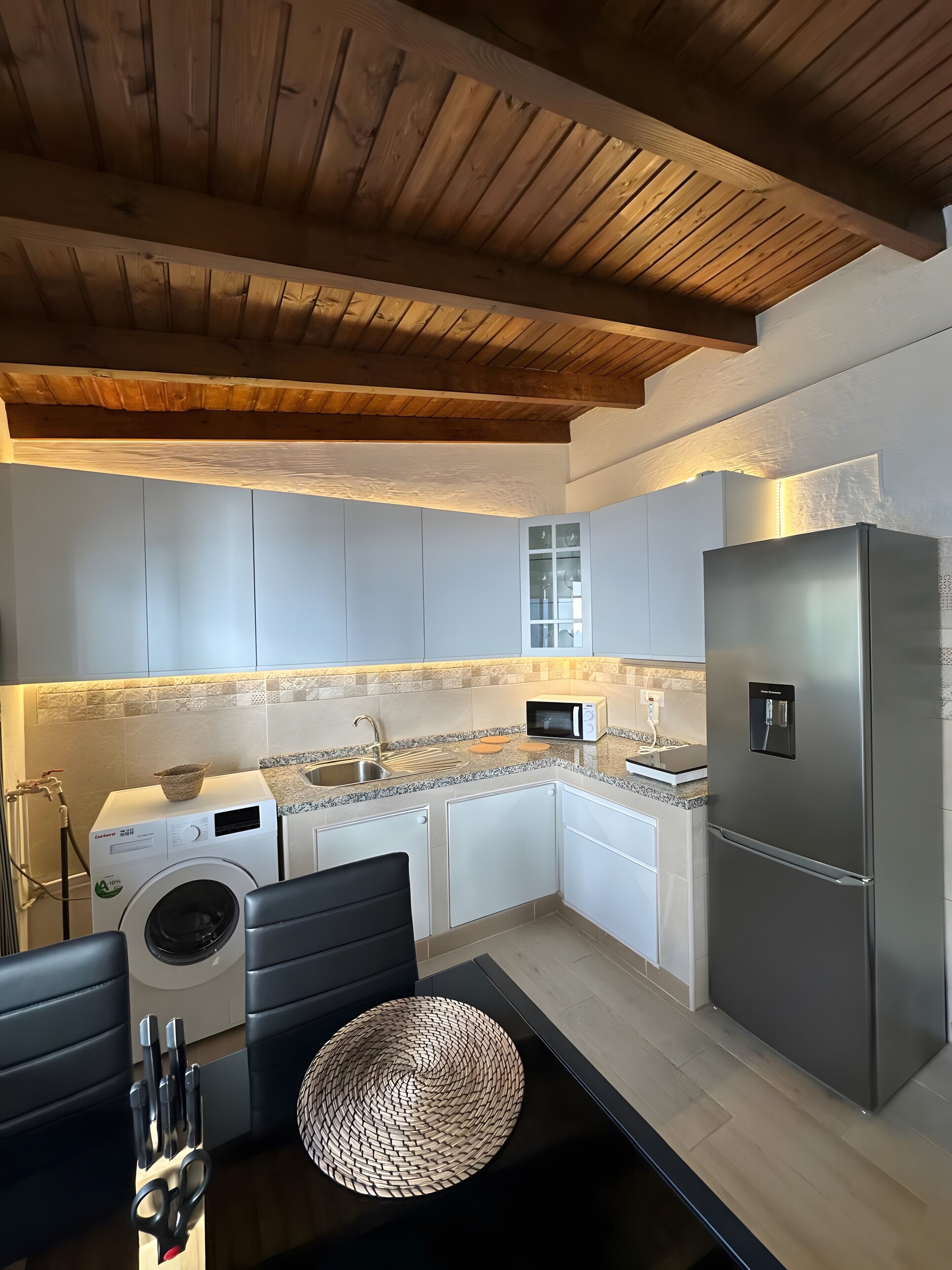 Coffee/tea maker, fridge, microwave, stovetop