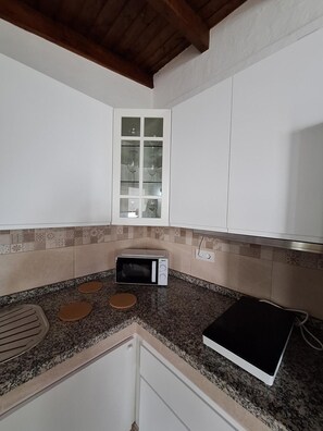 Cafetière/bouilloire, réfrigérateur, micro-ondes, plaque de cuisson