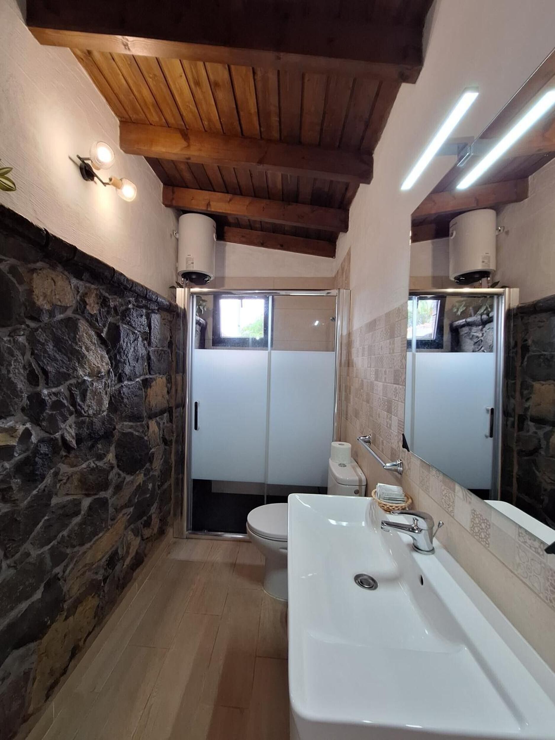 Douche, sèche-cheveux, serviettes fournies