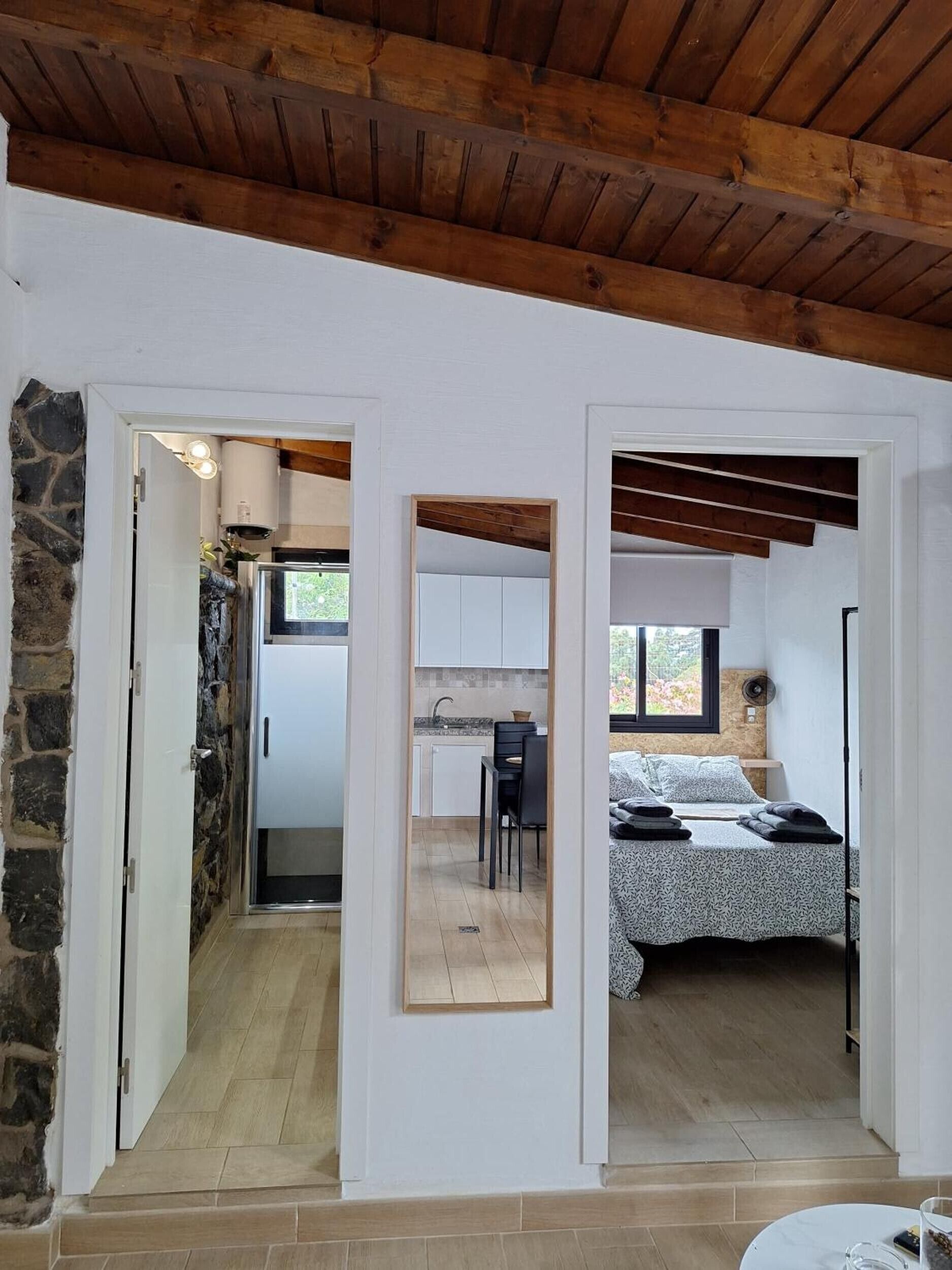 Ferros/tábuas de passar roupa, Wi-Fi, roupa de cama