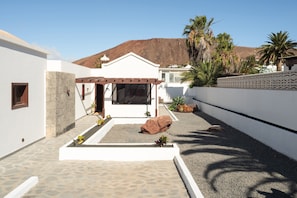 Property grounds - Vacation Home 'Casa Ínima' with Mountain View, Wi-Fi and Air Conditioning (Playa Blanca)
