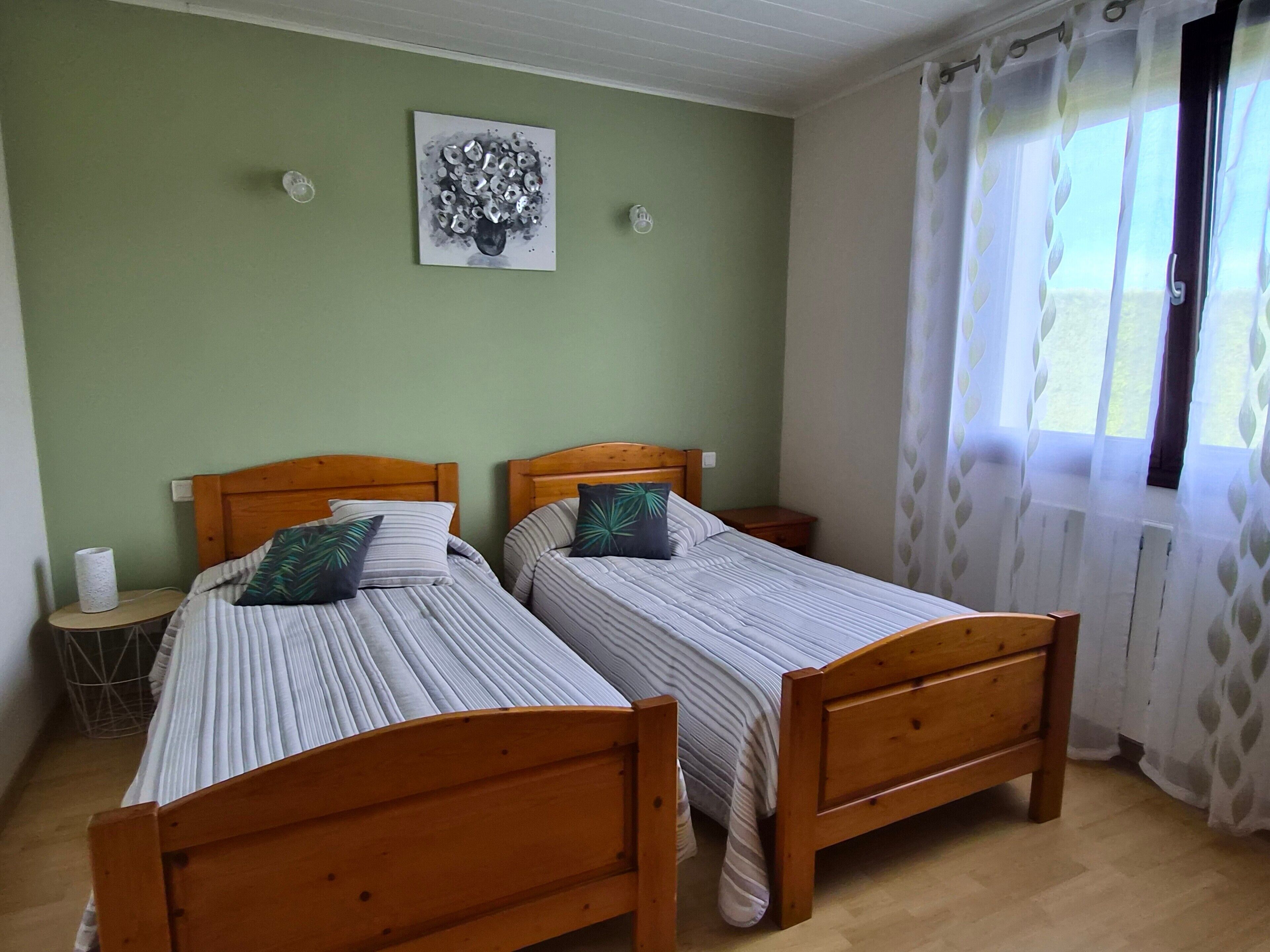 Een strijkplank/strijkijzer, wifi, beddengoed