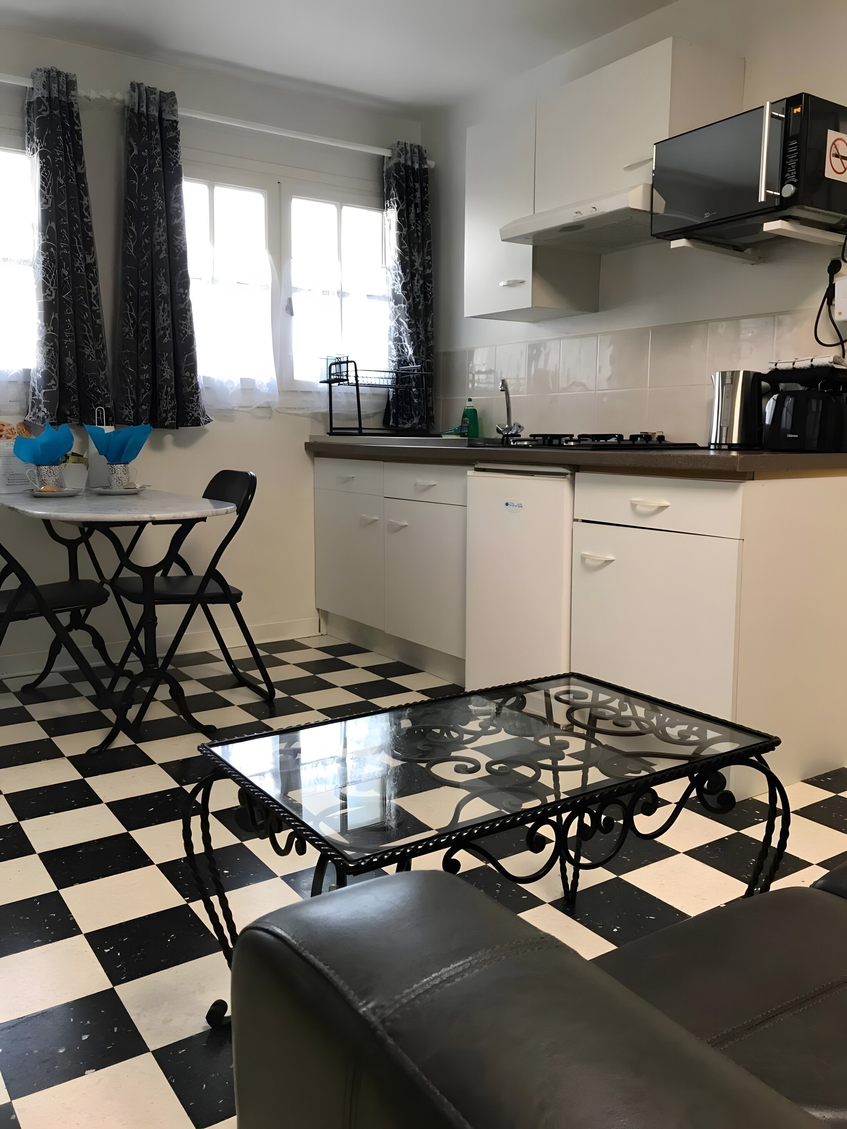 Coffee/tea maker, fridge, microwave, stovetop