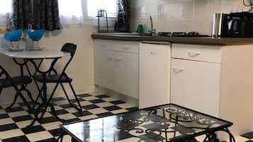 Coffee/tea maker, fridge, microwave, stovetop