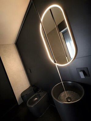 Bathroom - Bed and Breakfast 'Vicolo Del Fortino - Suite 105' with Balcony, Wi-Fi and Air Conditioning (Catania)