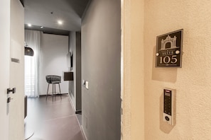 A hotel corridor with a sign indicating 'Suite 105' and a doorbell button. - Bed and Breakfast 'Vicolo Del Fortino - Suite 105' with Balcony, Wi-Fi and Air Conditioning (Catania)