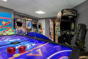 Games room - Marriott's Aruba Surf Club is on the oceanfront. T (Noord)