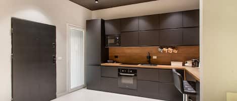 Coffee/tea maker, fridge, microwave, oven