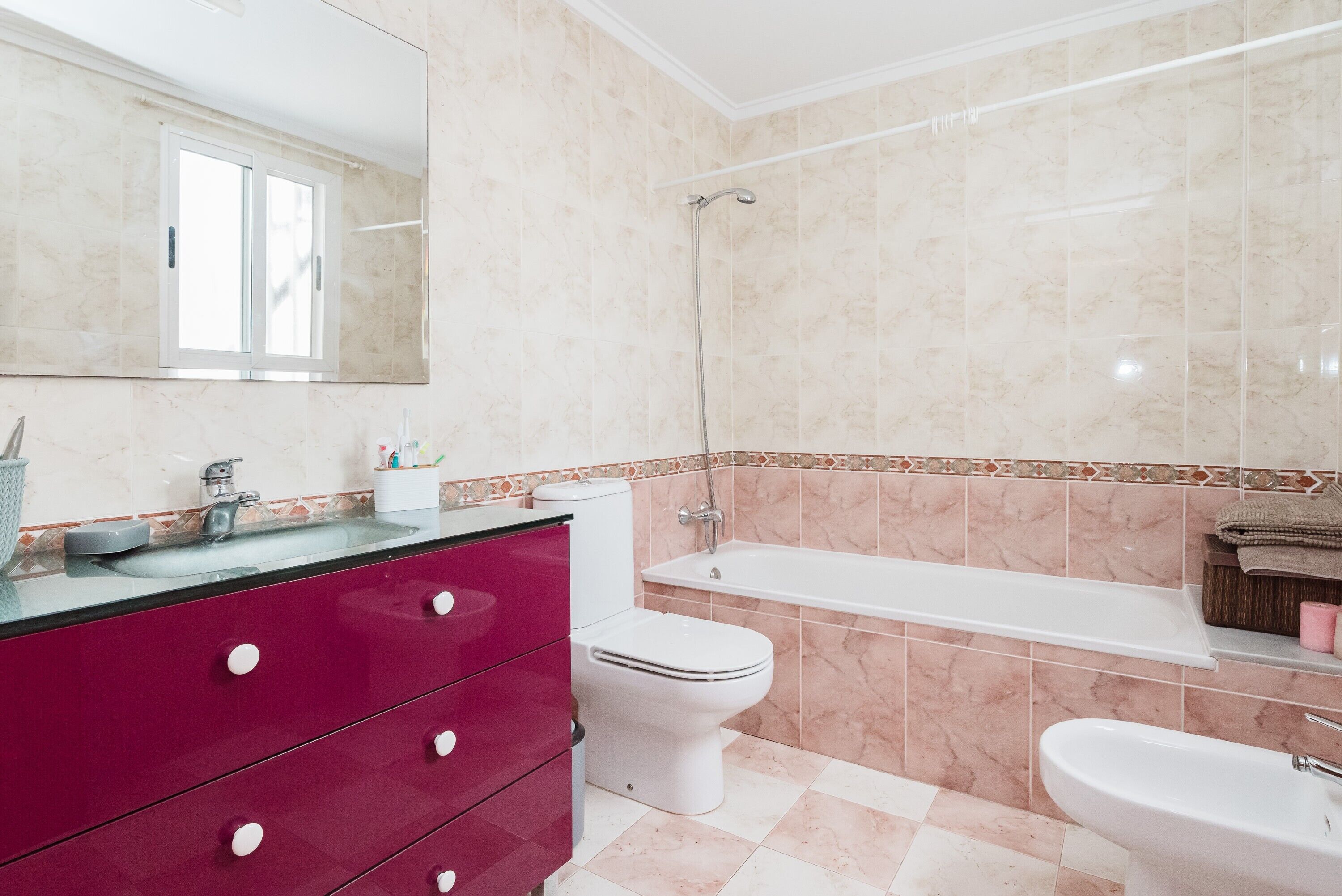 Un baño con tocador, inodoro, bidé y bañera.