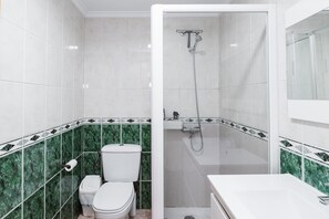 Douche, sèche-cheveux, serviettes fournies