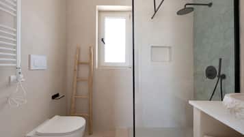 Douche, sèche-cheveux, serviettes fournies