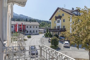 A street view with buildings, a road, and a mountain in the background. - Apartment "Grattschlössl 1" with Mountain View, Balcony, and Wi-Fi (Sankt Johann)