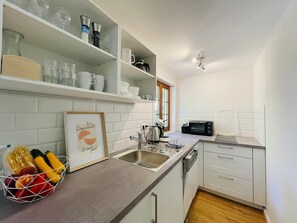 Cafetière/bouilloire, réfrigérateur, plaque de cuisson, lave-vaisselle