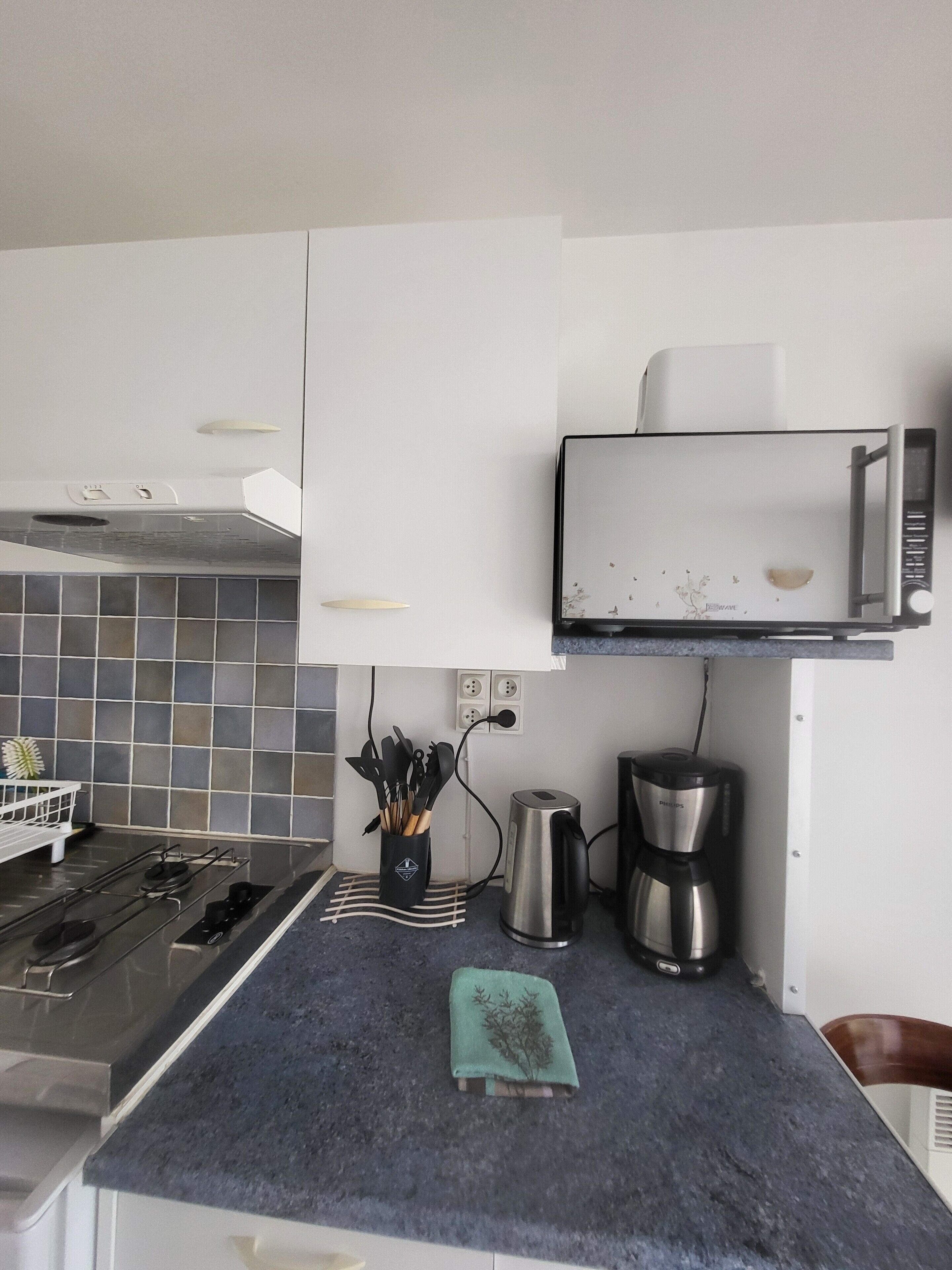 Een koffiezetapparaat/waterkoker, een koelkast, een magnetron