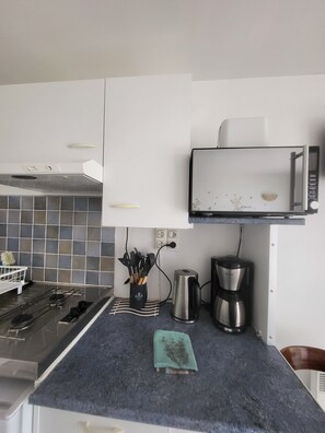 Een koffiezetapparaat/waterkoker, een koelkast, een magnetron