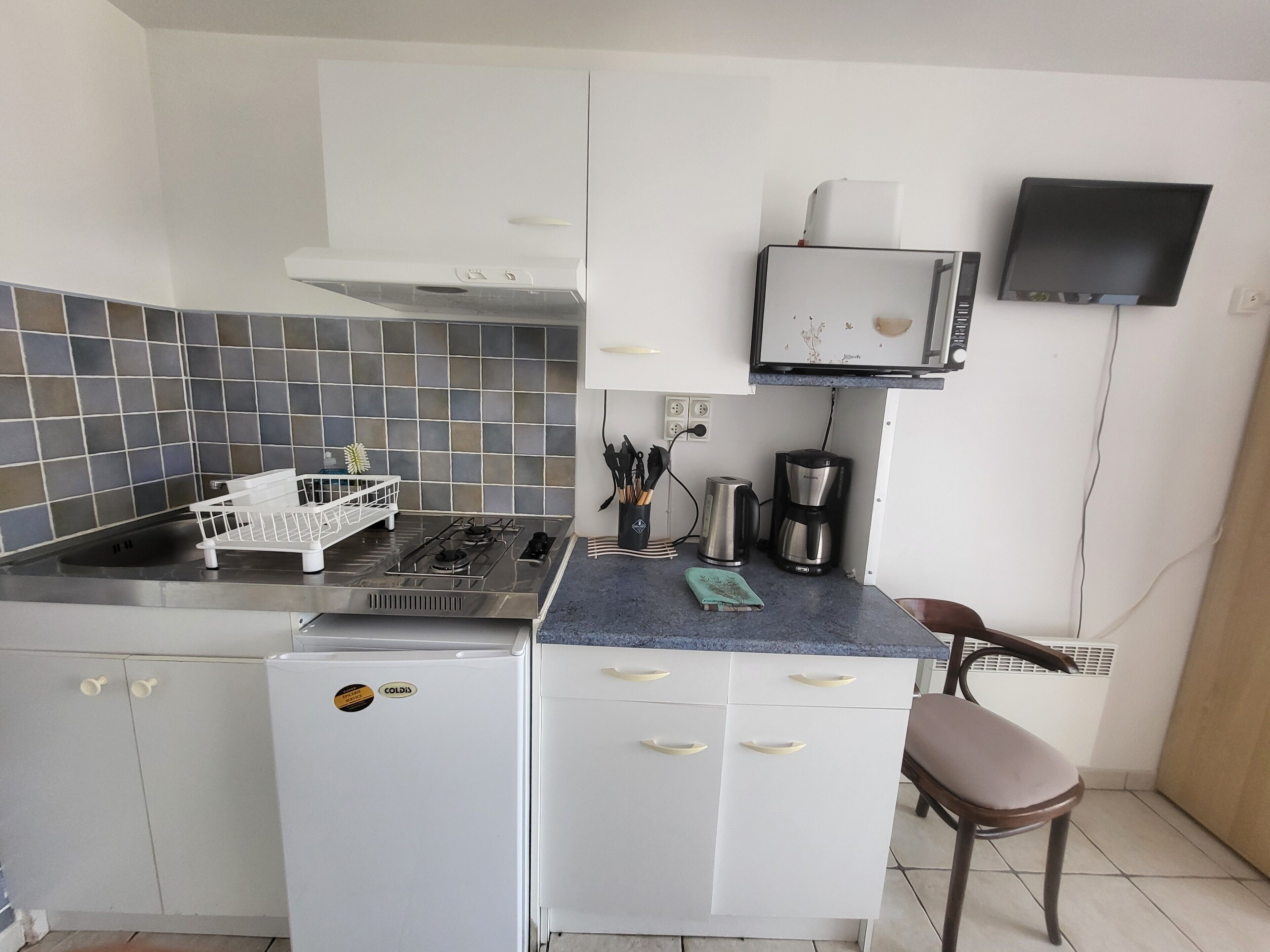 Coffee/tea maker, fridge, microwave, stovetop