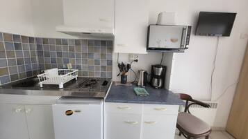 Coffee/tea maker, fridge, microwave, stovetop