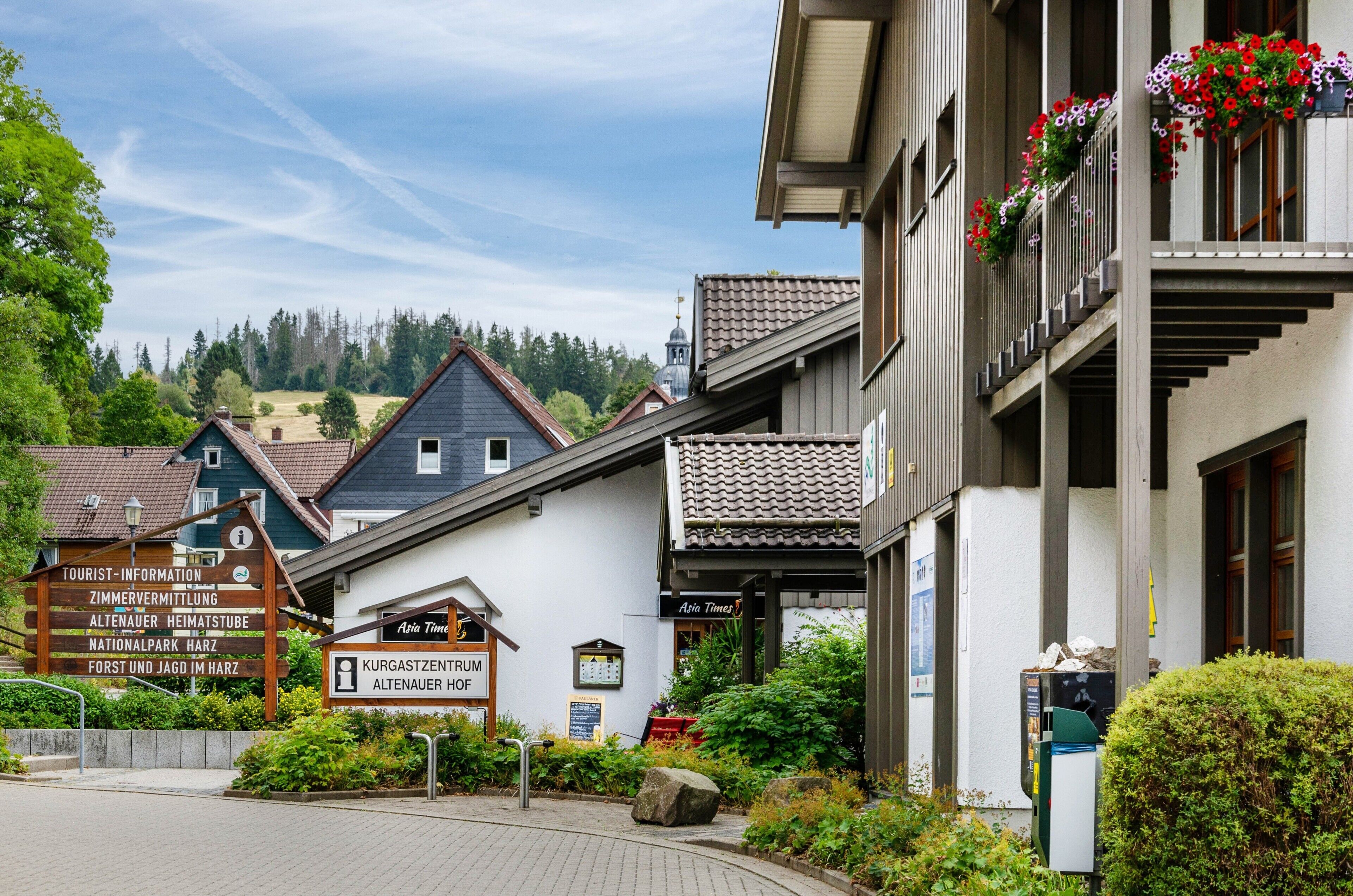 A building with a sign for 'Kurgastzentrum' and 'Altenauer Hof' indicating a hotel or guesthouse.