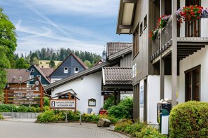 A building with a sign for 'Kurgastzentrum' and 'Altenauer Hof' indicating a hotel or guesthouse. - Studio Apartment 'Haus Kuhlmann' with Shared Garden and Wi-Fi (Landkreis Goslar)