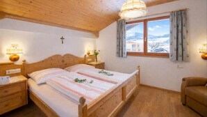 Iron/ironing board, WiFi, bed sheets - Apartment 'Binterhof Rosalpina Bio' with Mountain View, Balcony and Wi-Fi (Kastelruth)