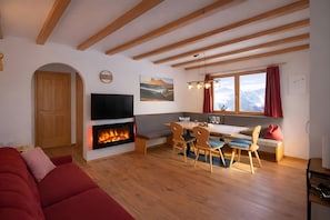 Living area - Apartment 'Binterhof Rosalpina Bio' with Mountain View, Balcony and Wi-Fi (Kastelruth)