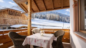 Outdoor dining - Apartment 'Binterhof Rosalpina Bio' with Mountain View, Balcony and Wi-Fi (Kastelruth)