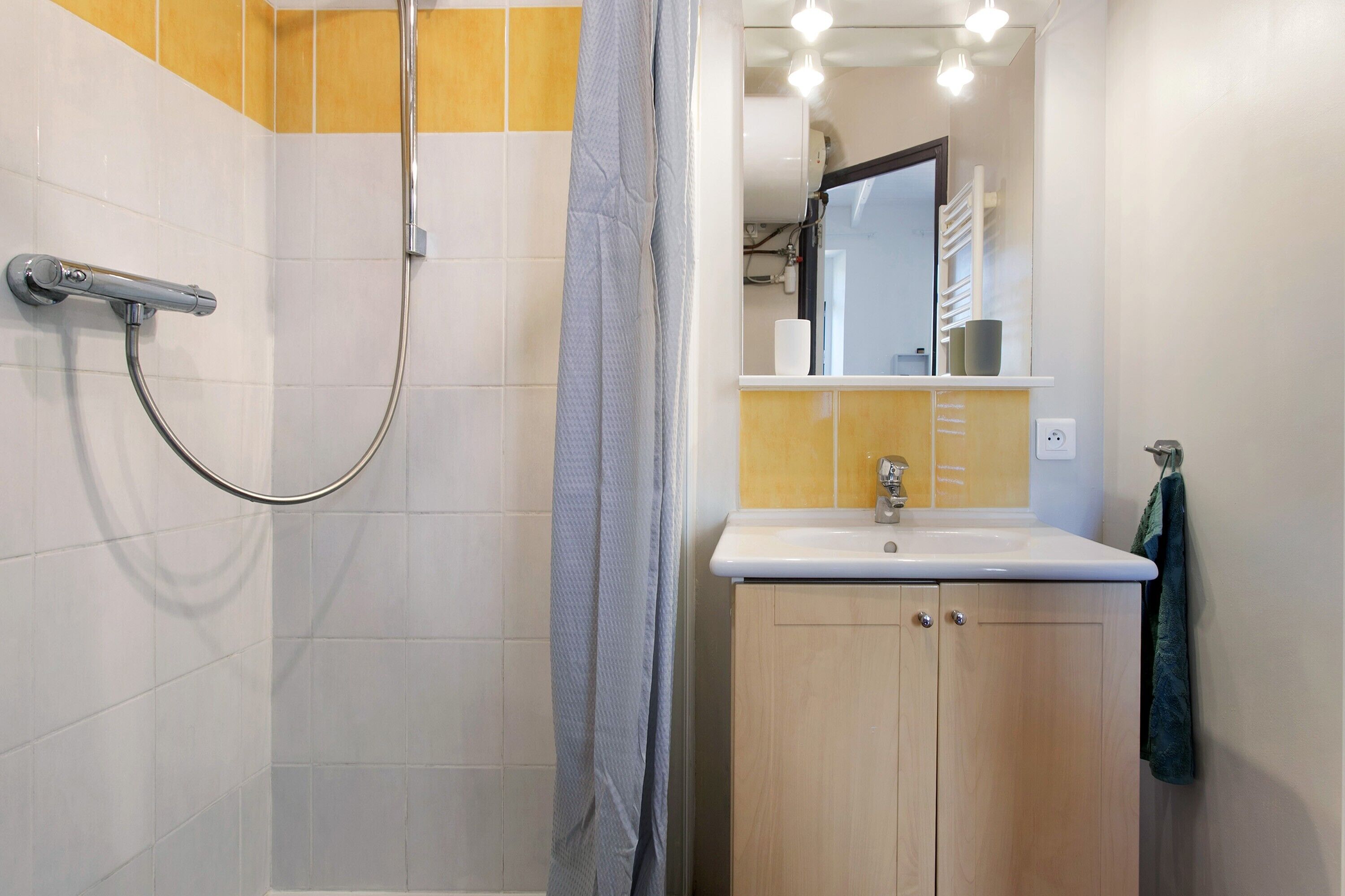 Dusche, Haartrockner, Handtücher